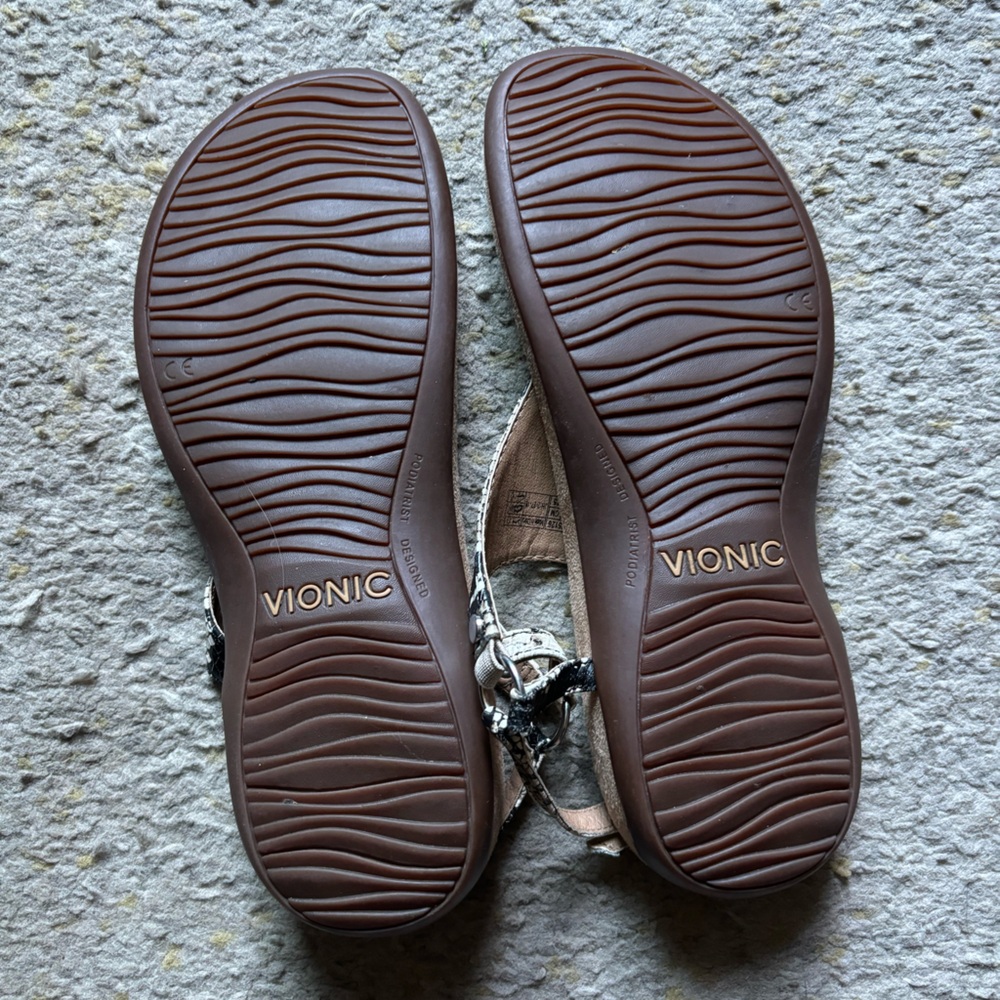 Vionic Snakeskin Thong Sandals Size 8 - Picture 2 of 4
